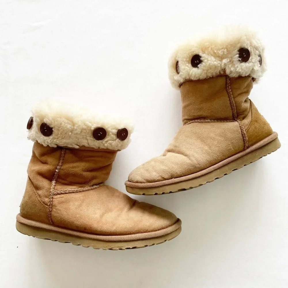 Women’s / Teen’s UGG Fold Over Boots Size 6 - Picture 1 of 11